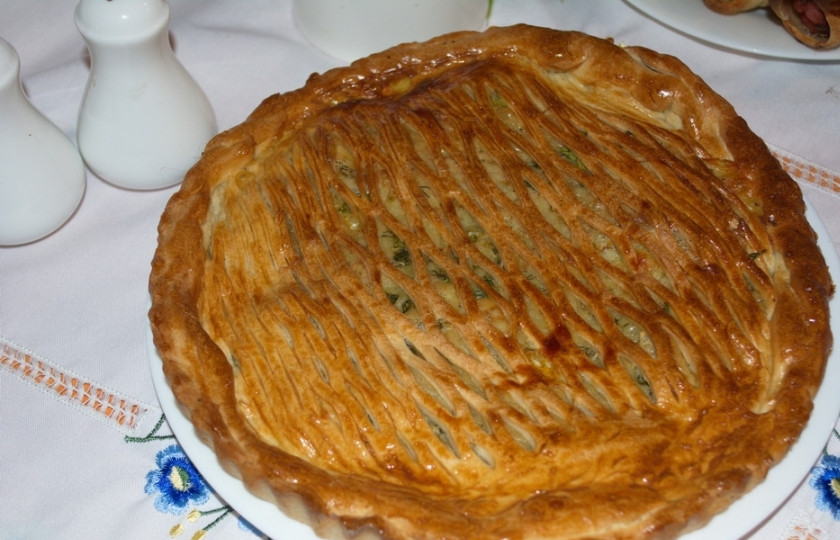 1. Этап. Пирог с сыром из дрожжевого теста: Поверхность сырого пирога смажьте взбитым яйцом. Разогрейте духовку до 180 градусов. Выпекайте пирог до румяности (15-20 минут).