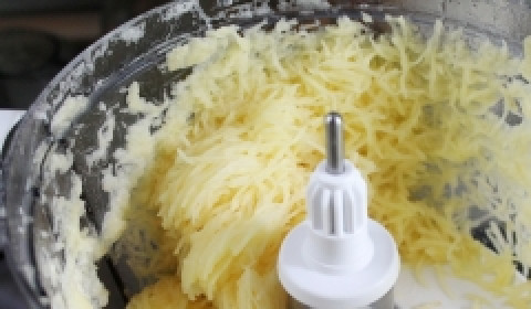 1. Этап. Котлеты без яиц: Вообще, в традиционном рецепте приготовления котлет, почти всегда присутствует такой продукт как куриные яйца, но сегодня мы попробуем приготовить котлеты без оных. Итак, для этого нам понадобится измельчить картошку на самой мелкой решётке, отжать сок и удалить (чтобы не ощущался картофельный привкус).