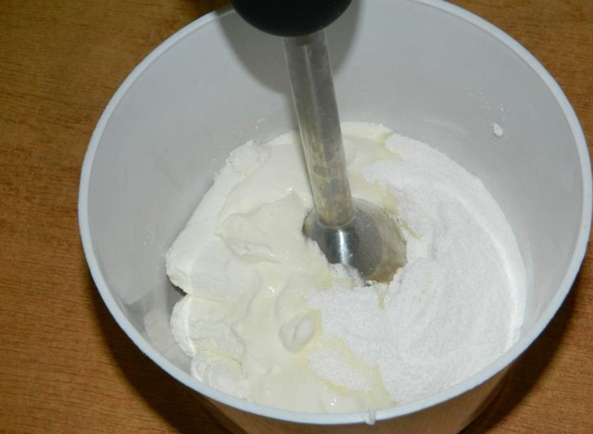 1. Этап. Творожно-сливочный десерт с малиновым пюре: Измельчите блендером творог с сахарной пудрой и молоком в однородную творожную массу. Отдельно взбейте сливки, затем соедините в творогом.