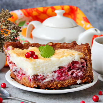 Пирог Брусника под снегом