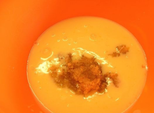 1. Этап. Суфле молочное: 3. Снимите с огня и добавьте разбухший желатин. Тщательно все перемешайте и взбейте массу до полного растворения желатина. Дайте массе остыть.