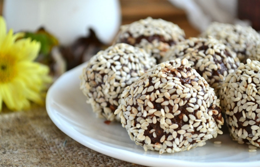 1. Этап. Полезные конфеты (стоит попробовать!): Конфеты можете выложить в маленькие корзинки, а можете разложить на тарелке. Отправьте готовые конфеты в холодильник на 15-30 минут. Кушайте с удовольствием!