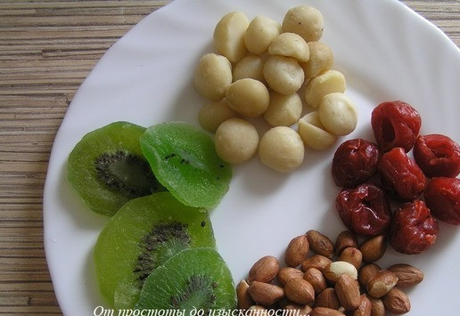 1. Этап. Печенье с макадамией по-флорентийски: Подготовленные цукаты нарежьте на маленькие кусочки. Обжарьте арахис, очистите от шелухи, разберите на половинки.