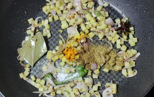 1. Этап. Рис со шпинатом: На сковороде разогрейте масло, выложите измельченный чеснок, чили, лавровый лист. Добавьте измельченный лук и мелко нарезанный картофель. Добавьте все специи и обжарьте до готовности картофеля.