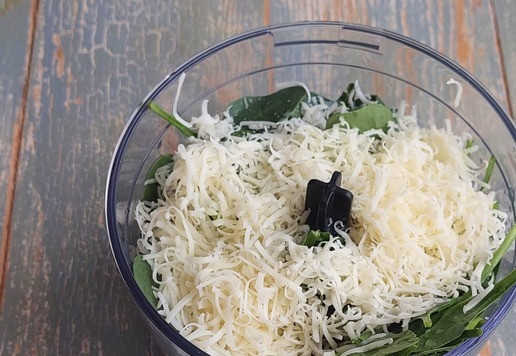 1. Этап. Булочки, запеченные со шпинатом и сыром: Сыр натереть на мелкой тёрке, переложить к шпинату.