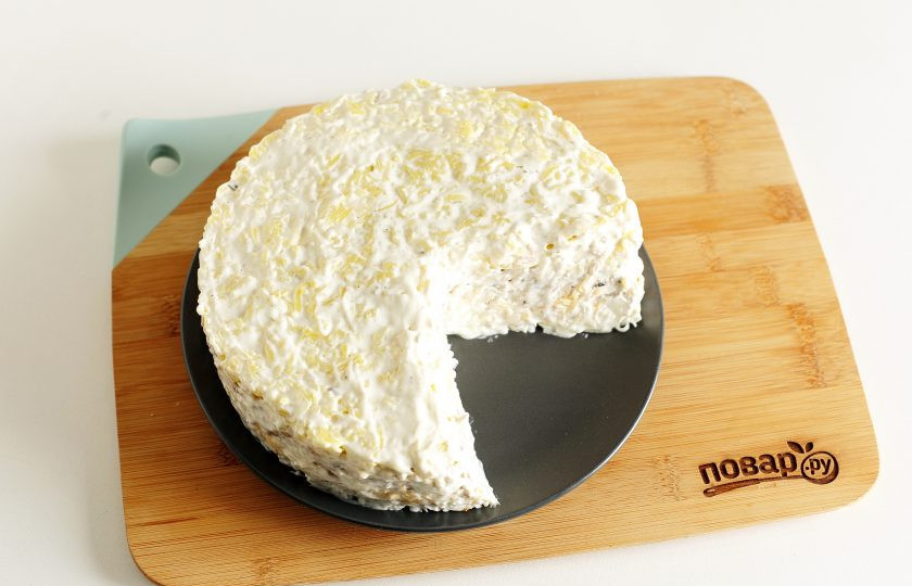 1. Этап. Салат Мышиная радость: Смажьте последний слой майонезом, аккуратно снимите кольцо и затем при помощи ложки, смажьте салат майонезом со всех сторон.