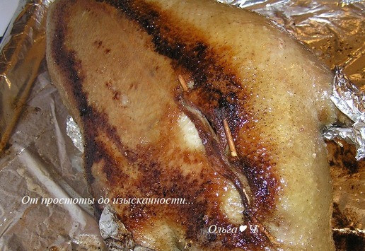 1. Этап. Рождественский гусь с фруктами и картофелем: Через 20 минут слейте лишний жир, скопившийся в противне, переверните тушку и снимите фольгу с лапок и крылышек, чтобы они тоже хорошенько пропеклись и зазолотились. Убавьте температуру до 180°С и запекайте еще полтора-два часа.