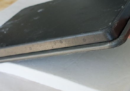 1. Этап. Домашние низкоуглеводные маршмеллоус: Застилаем стол пергаментом, выкладываем вкусный пласт из формы.