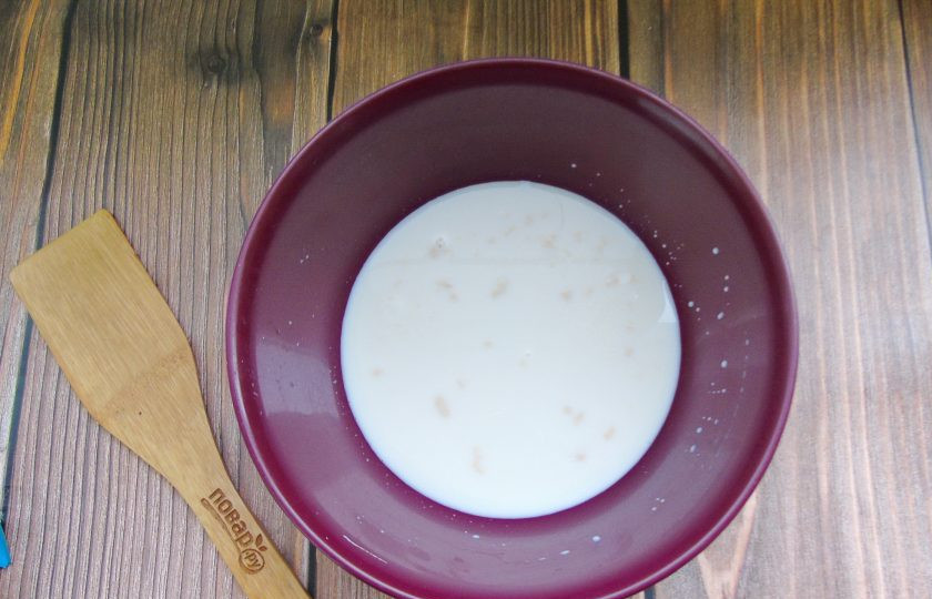 1. Этап. Пирожки с яблоками и вишней: Налейте теплое молоко и перемешайте с дрожжами.