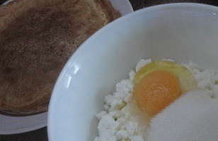 1. Этап. Блинная запеканка с творогом и вишней: Испечь блинчики по своему любимому рецепту. Количество блинчиков, которое вам понадобится для запеканки, зависит от размера формы для запекания. Для начинки соедините все ингредиенты и пробейте погружным блендером. Если любите творог с крупинками, просто перемешайте все. Для заливки сливки, яйцо, сахар и ваниль взбейте венчиком.