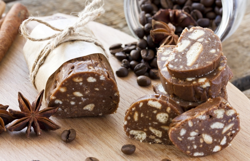 1. Этап. Колбаса из печенья: 8. Затем наша колбаса из печенья нарезается на кусочки желаемого размера.