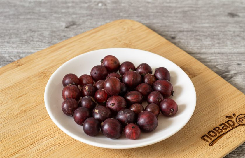 1. Этап. Компот из крыжовника с малиной: Переберите крыжовник, хорошо промойте, удалите веточки и хвостики.