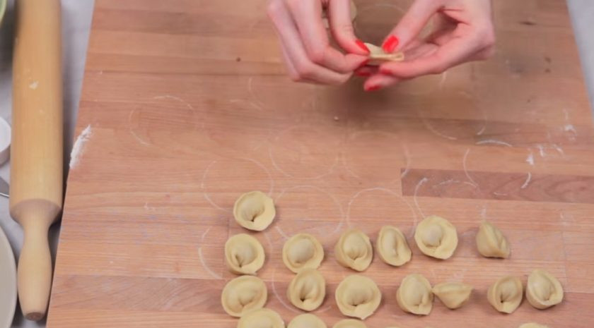 1. Этап. Пельмешки фри: 3. Тесто разделите на две части и раскатайте в тонкий паст. Вырежьте небольшие кружочки и на средину положите начинку. Затем сформируйте пельмени, закрепив края и защипнув их.