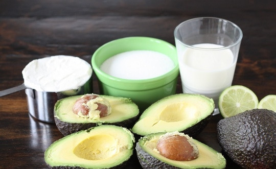 1. Этап. Мороженое с авокадо: 1. Подготовьте все ингредиенты, которые мы будем использовать. Авокадо нарежьте пополам, удалите косточку и вырежьте мякоть.