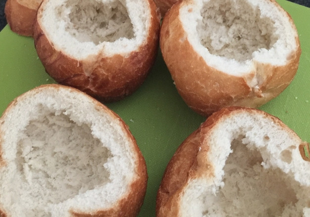 1. Этап. Горячие булочки с яйцом, сыром и ветчиной на завтрак: Берем четыре булочки, срезаем у них верхушки, извлекаем руками немного мякиша, делая небольшое углубление.