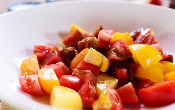 1. Этап. Итальянский салат Панцанелла: 1. Нарежьте помидоры на кубики.