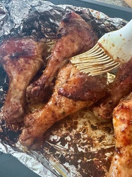 1. Этап. Куриные булдыжки в духовке: Потом опять сокожиром тщательно обмазал, верхнюю фольгу снял, включил конвекцию и еще 10 минут в духовке пропекал.