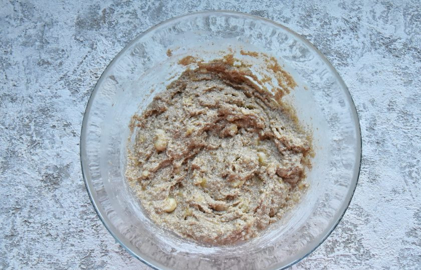 1. Этап. Банановые кексы без сахара: Пересыпьте сухую смесь в миску с жидкими ингредиентами и тщательно перемешайте.