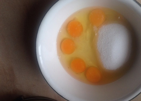 1. Этап. Бисквитный торт с масляным кремом: Вбиваем в миску яйца и добавляем сахар. Можно добавить немного ванильного сахара.