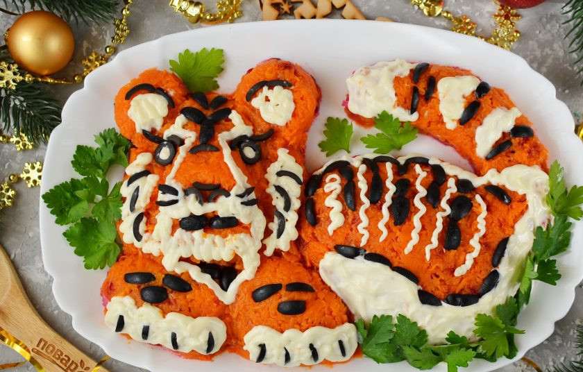 1. Этап. Салат Тигр в шубе на Новый год: Украсьте салат зеленью, мой тигренок сидит на траве. С Наступающим годом Тигра!