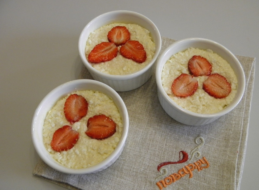 1. Этап. Диетическая творожная запеканка: Распределите творожную массу. Клубнику вымойте, оборвите хвостики, порежьте на половинки. Вдавите красиво половинки клубники в творожную массу.