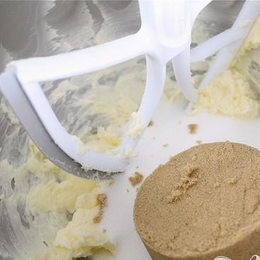 1. Этап. Печенье с овсяными хлопьями и шоколадом: 1. Предварительно разогреть духовку до 175 градусов. Выстелить противень пергаментной бумагой. Взбить размягченное сливочное масло, коричневый сахар и сахарный песок в большой миске с помощью миксера.