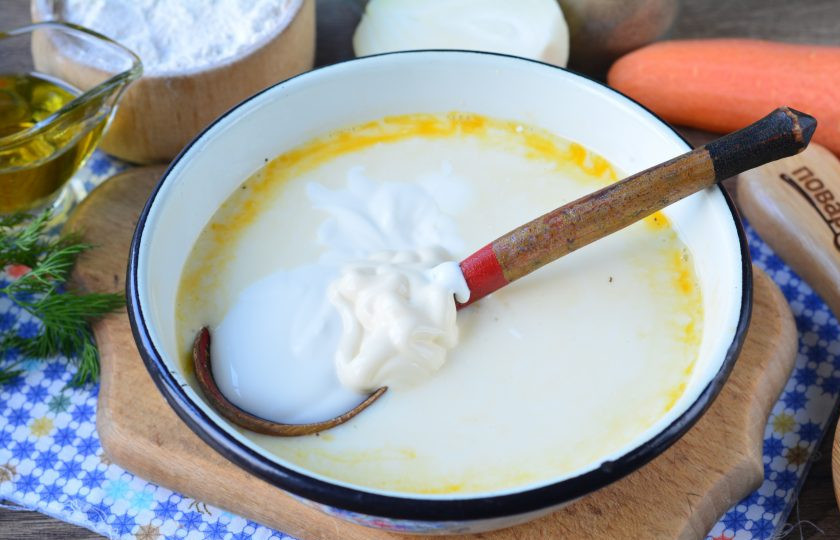 1. Этап. Капустный заливной пирог на майонезе и сметане: Добавьте сметану и майонез, перемешайте.