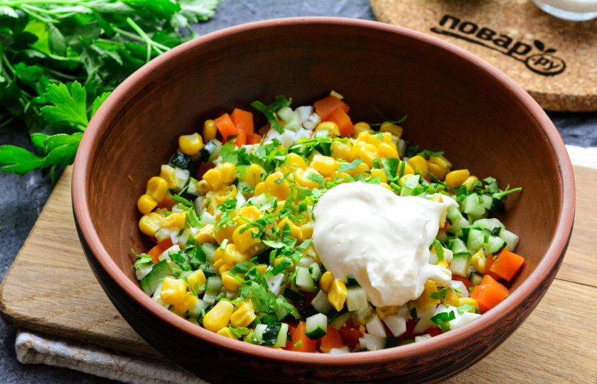 1. Этап. Салат Неженка с крабовыми палочками: Всыпьте мелко нарезанную зелень и заправьте салат майонезом. Добавьте соль и черный перец по вкусу. Зелень подойдет любая — петрушка, укроп или зеленый лук.