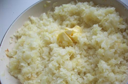 1. Этап. Пирог с капустой из слоеного дрожжевого теста: Капусту промываем под водой. Режем её на небольшие кусочки. Бросаем их в блендер. После измельчения капуста пустит сок, это нормально. Его сливаем через сито. Капусту бросаем на сковороду обжариваться в растительном масле. Добавляем кубик сливочного масла, накрываем капусту крышкой. Тушим 10 минут.