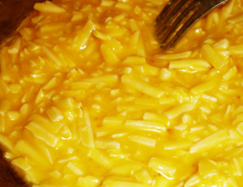 1. Этап. Котлеты из легкого: Для льезона потрите сыр и смешайте со взбитыми вилкой яйцами.