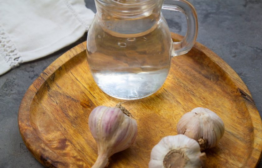 1. Этап. Настойка чеснока на спирту: Подготовьте спирт чистый, качественный и чеснок. Чеснок возьмите поздних сортов, молодой не подойдет.