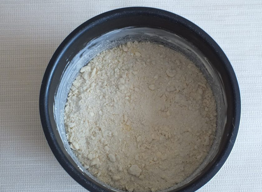 1. Этап. Насыпной пирог в мультиварке: Далее опять тесто-крошка, творожная начинка и верхний слой должна быть крошка. Установите режим 