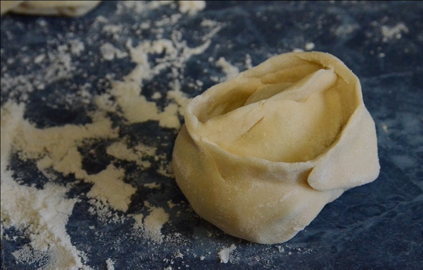 1. Этап. Манты с творогом: 7. Свернуть края, чтобы получились кругленькие манты.