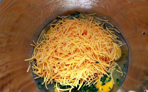 1. Этап. Тортильяс с салями и сыром: 3. В большой миске смешать яйца, мелко нарезанную зелень петрушки, тертый сыром и салями, приправить солью и перцем. Перемешать все вместе.