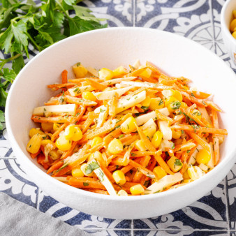 Салат с морковью, сыром и кукурузой