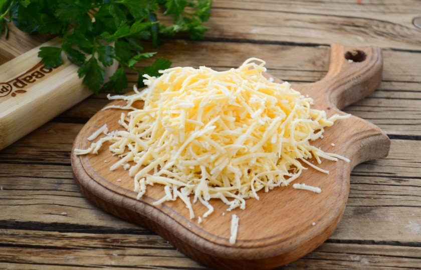 1. Этап. Куриное филе в сливочном соусе: Сыр натрите на мелкой терке.