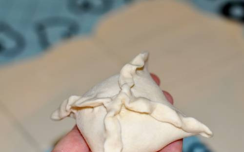 1. Этап. Самса из слоеного теста: 5. И плотно защипите. Выложите на противень швом вниз. Есть множество вариантов, как приготовить самсу из слоеного теста. Это могут быть не только такие квадратики, но и треугольники или шарики, например.