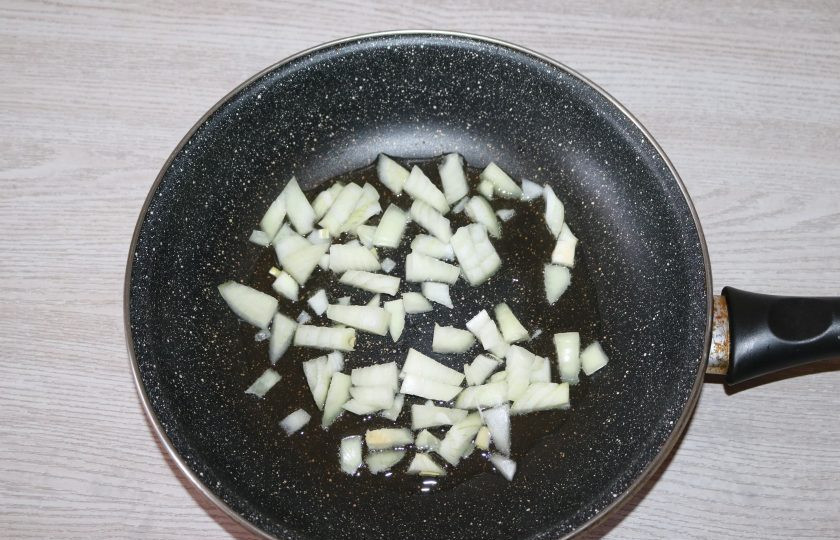 1. Этап. Экономный суп: Лук обжарьте в разогретой сковороде с добавлением небольшого количества масла.