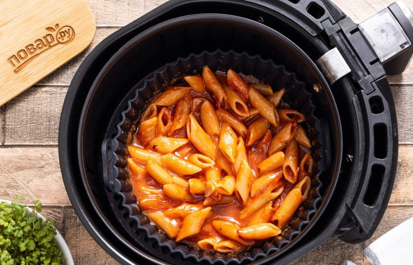 1. Этап. Макароны в аэрогриле: В процессе приготовления пару раз перемешивайте макароны. Верхние макароны могут чуть поджариться, поэтому можно накрыть форму фольгой и сделать отверстие для пара. Если макароны остаются чуть твердыми, то увеличьте время приготовления еще на 3-5 минут.