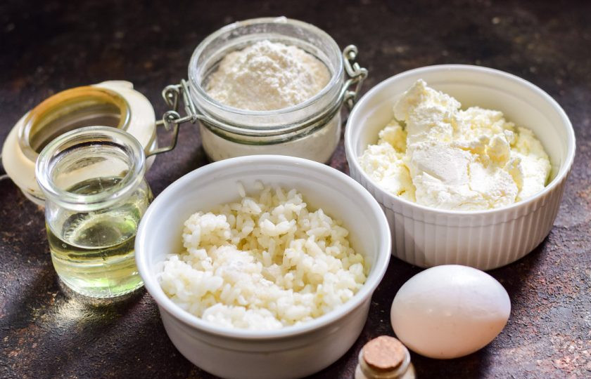 1. Этап. Сырники с рисом: Подготовьте все ингредиенты. Рис заранее отварите до готовности.