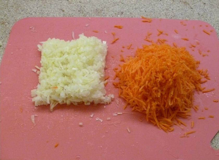 1. Этап. Гречневый суп с говядиной: Лук мелко режем, морковь трем на терке.