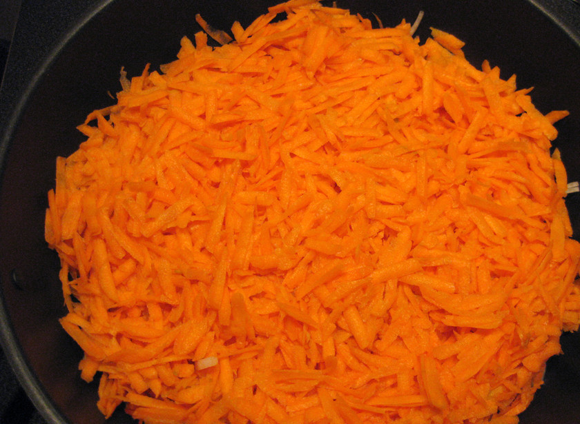 1. Этап. Лобио консервированное: Морковку трем на терке крупной. В масле обжариваем на сковороде.