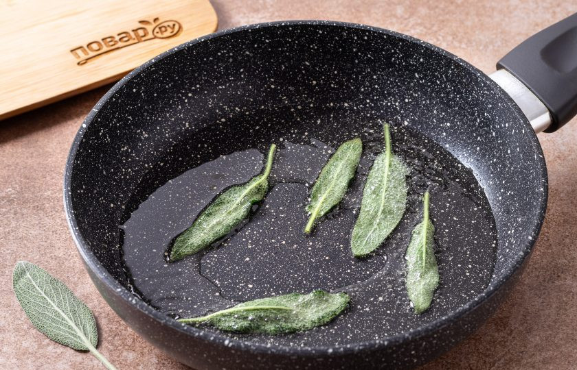 1. Этап. Жареный шалфей: На среднем огне разогрейте сковороду с растительным маслом. Выложите несколько листиков шалфея.