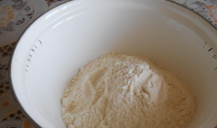 1. Этап. Кекс из дрожжевого теста: Просеиваем в миску муку. Добавляем сахар, ванилин и дрожжи.