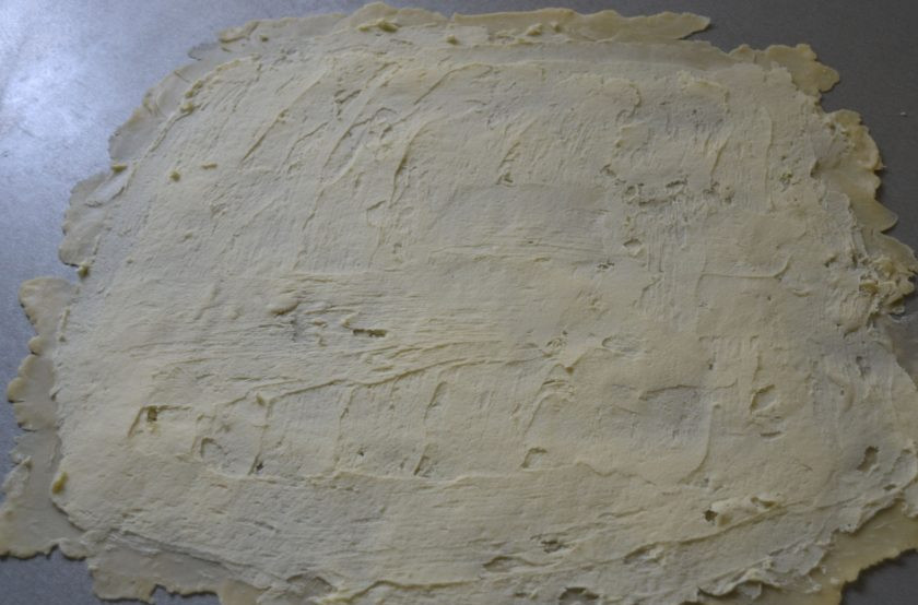 1. Этап. Печенье Арлетт: Выложите на тесто масляно-мучную смесь и равномерно разровняйте по всей поверхности теста.