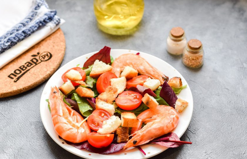 1. Этап. Салат с красной икрой: Добавьте в салат немного вкусных сухариков.