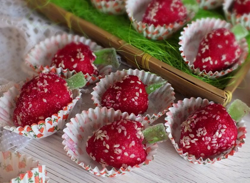 1. Этап. Клубника из вафель: Десерт можно подавать сразу же. Приятного аппетита!