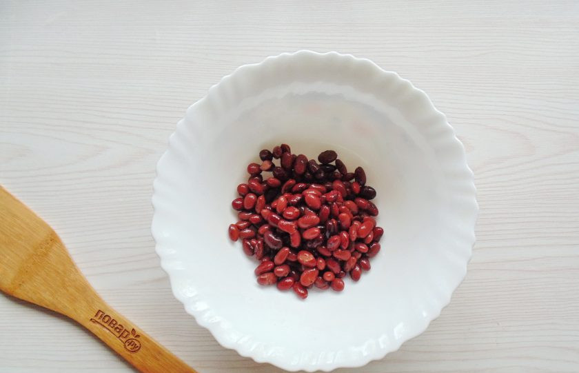 1. Этап. Салат с фасолью, курицей и помидорами: Фасоль выложите в миску.