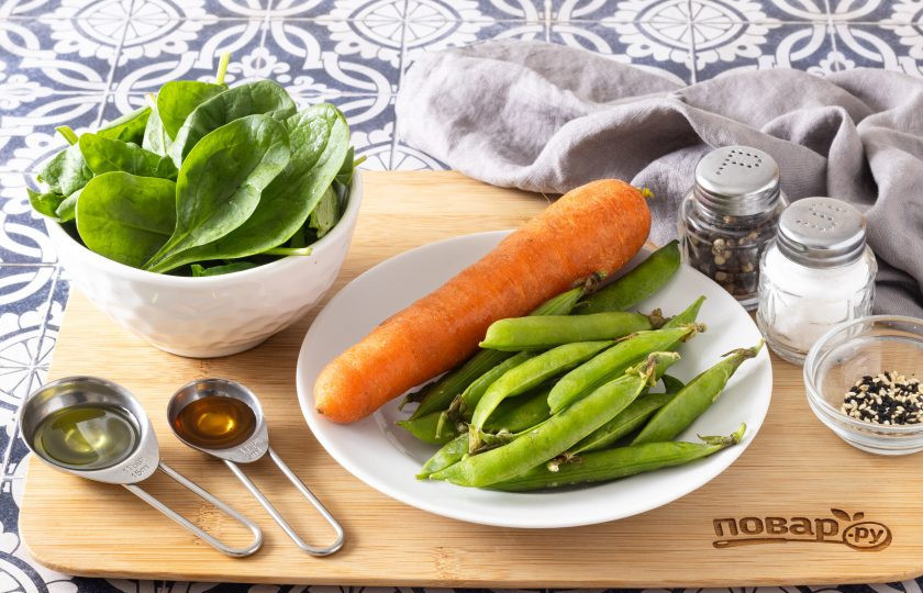 1. Этап. Теплый салат с морковью и горошком: Подготовьте все ингредиенты.