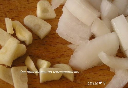 1. Этап. Баклажанный дип с мятой: Лук и чеснок произвольно нарежьте.